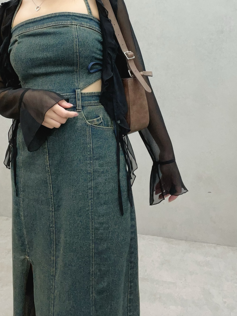 ブラック系のサンダル、ブルー系のワンピース、ブラウン系のショルダーバッグを着用したレディースの秋コーディネートの6枚目の写真