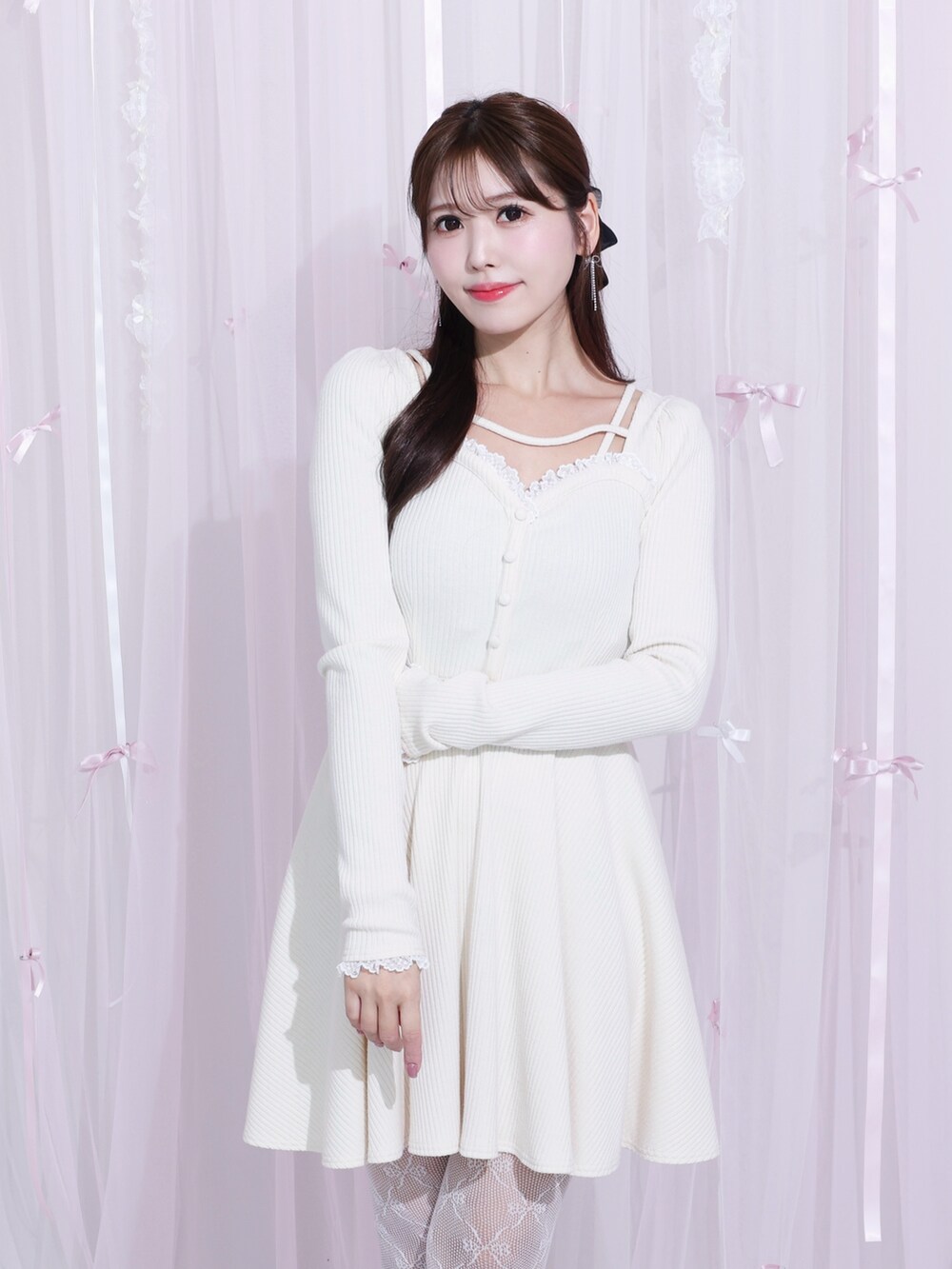 ホワイト系のワンピース、ブラック系のパンプスを着用したレディースの冬コーディネートの2枚目の写真