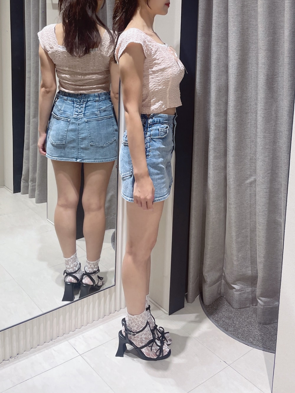 ピンク系のTシャツ/カットソー、ブルー系のデニムスカートを着用したレディースの夏コーディネートの4枚目の写真