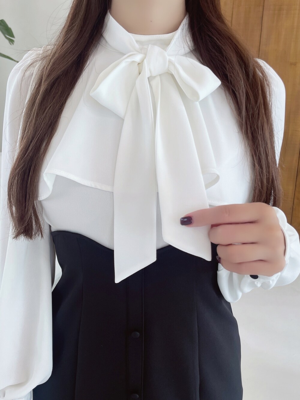 ブラック系のワンピース、ブラック系のショルダーバッグ、ブラック系のパンプスを着用したレディースの冬コーディネートの5枚目の写真