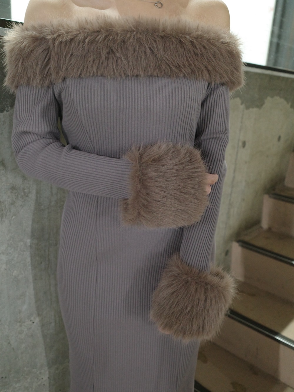 ブラウン系のワンピース、ブラック系のショルダーバッグ、ブラック系のブーツを着用したレディースの秋コーディネートの6枚目の写真