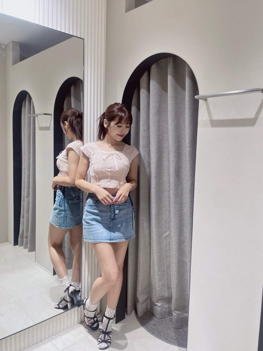 ピンク系のTシャツ/カットソー、ブルー系のデニムスカートを着用したレディースの夏コーディネートの3枚目の写真