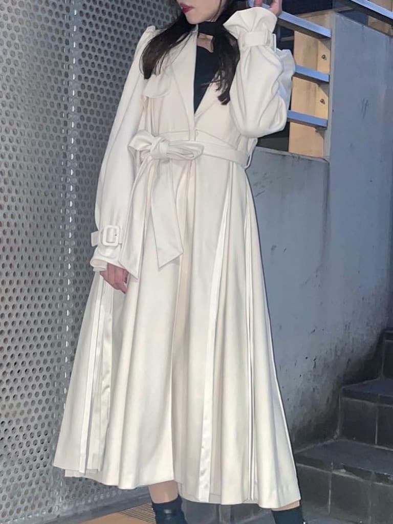 ホワイト系のトレンチコート、ブラック系のシャツ/ブラウス、ブラック系のスカートを着用したレディースの春コーディネートの2枚目の写真