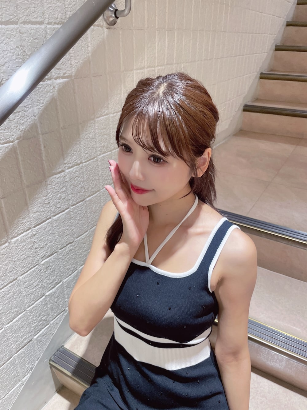 ブラック系のサンダル、ブラック系のワンピース、ホワイト系のソックス/靴下を着用したレディースの夏コーディネートの2枚目の写真