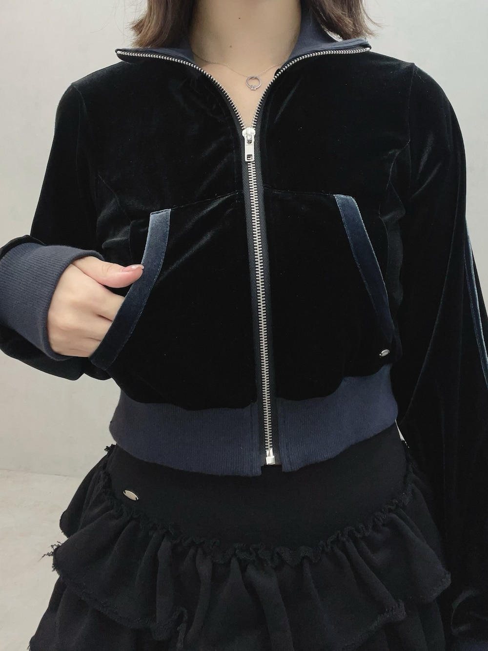 ブラック系のブルゾン、ブラック系のスカート、ホワイト系のスニーカーを着用したレディースの秋コーディネートの8枚目の写真