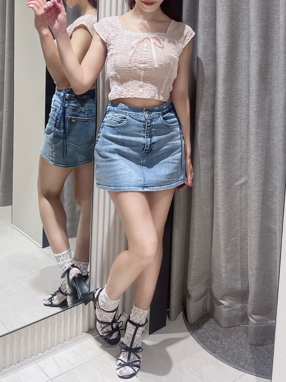 ピンク系のTシャツ/カットソー、ブルー系のデニムスカートを着用したレディースの夏コーディネートの8枚目の写真