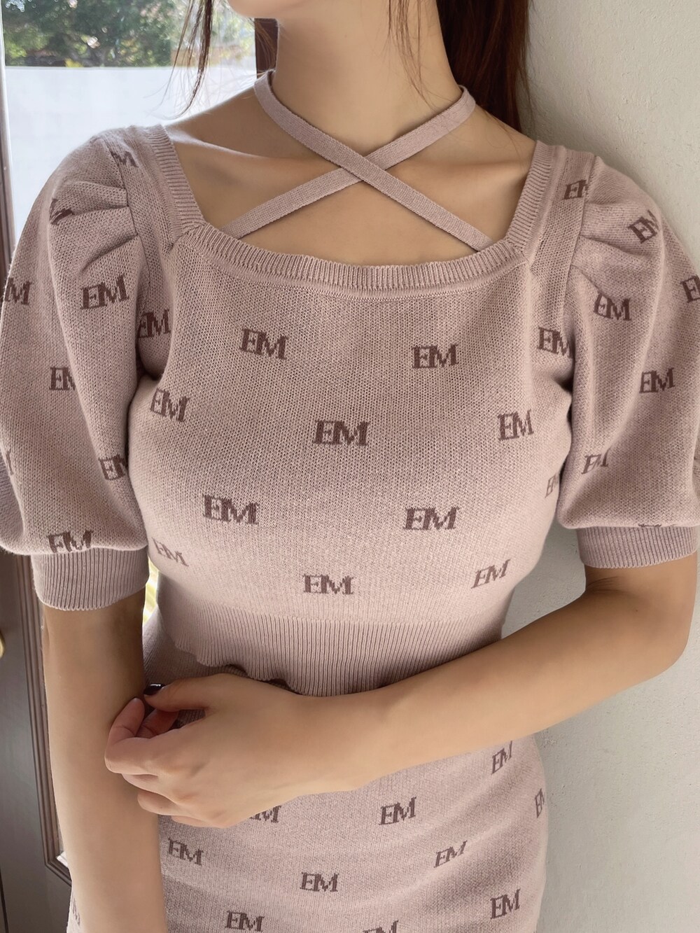 ピンク系のニット/セーター、ピンク系のスカート、ブラック系のパンプスを着用したレディースの冬コーディネートの5枚目の写真