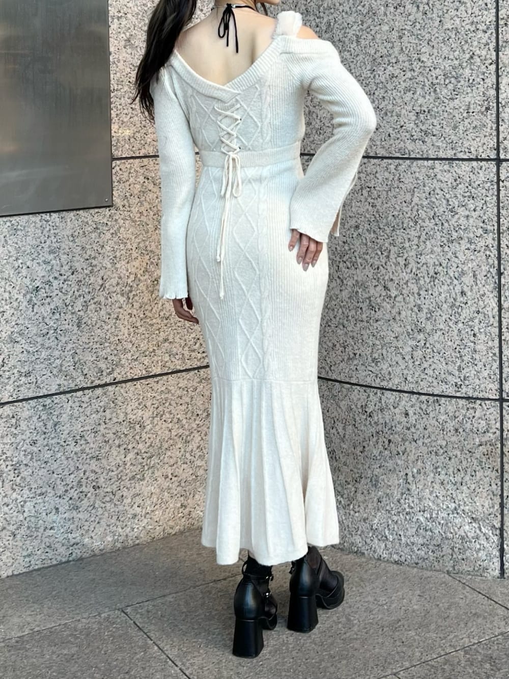 ホワイト系のワンピース、ブラック系のパンプス、ブラック系のストール/ショールを着用したレディースの秋コーディネートの8枚目の写真