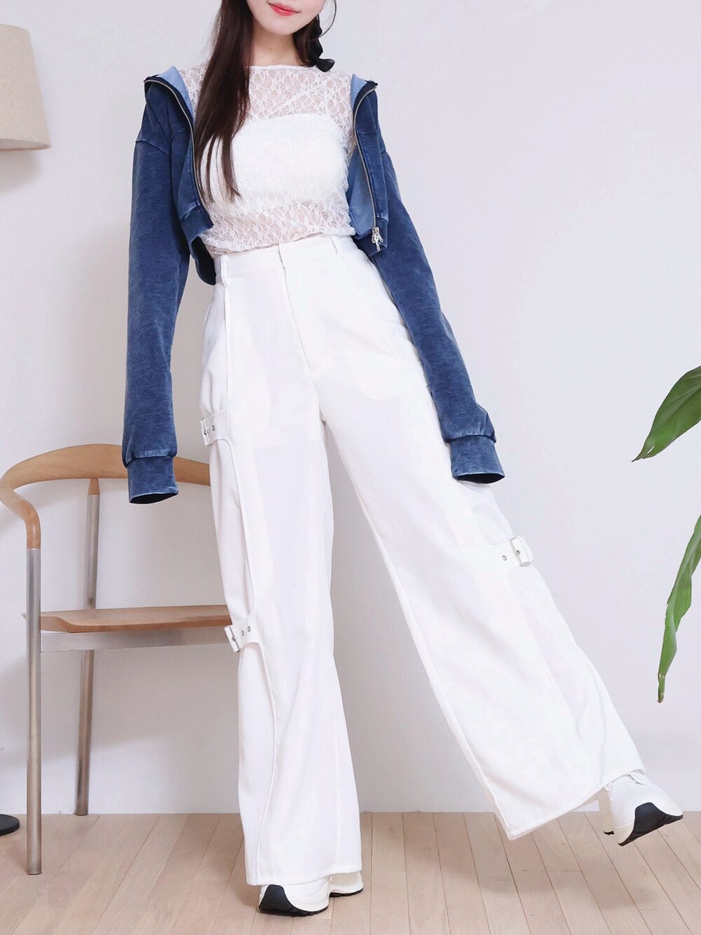 ホワイト系のTシャツ/カットソー、ホワイト系のその他パンツ、ブルー系のパーカーを着用したレディースの春コーディネートの2枚目の写真