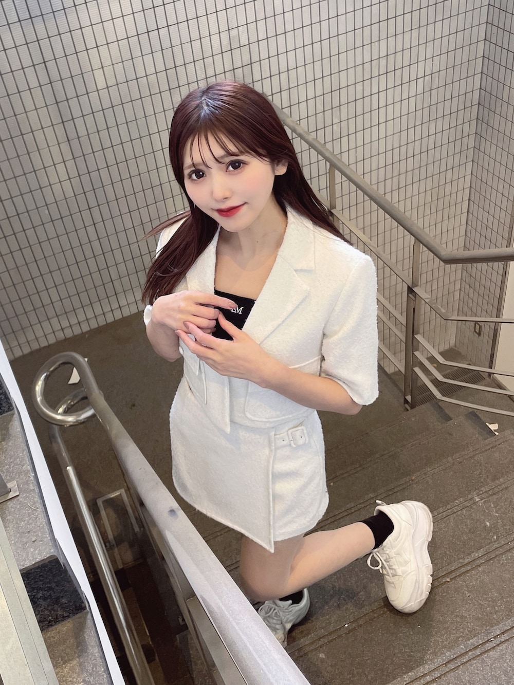 ホワイト系のその他パンツ、ブラック系のキャミソール、ホワイト系のテーラードジャケットを着用したレディースの春コーディネートの2枚目の写真