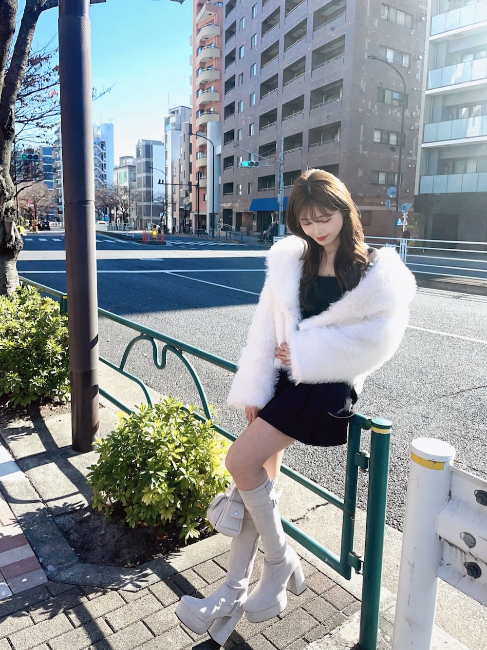 ブラック系のスカート、ホワイト系のその他アウター、ブラック系のカーディガン/ボレロを着用したレディースの冬コーディネートの3枚目の写真