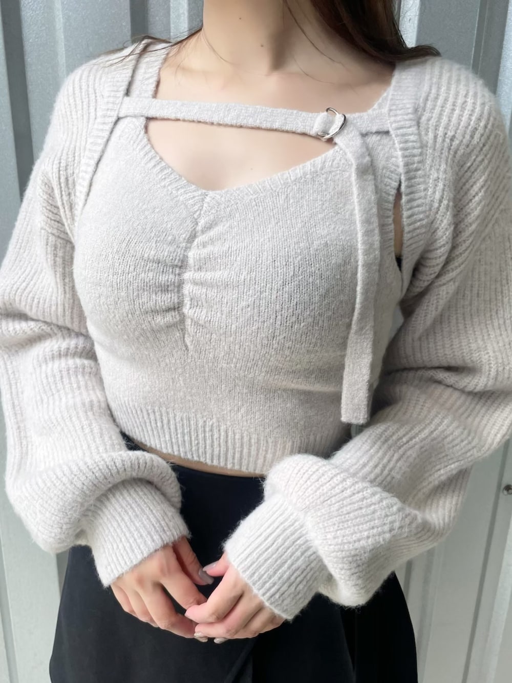 ブラック系のブーツ、ブラック系のスカート、グレー系のニット/セーターを着用したレディースの秋コーディネートの6枚目の写真