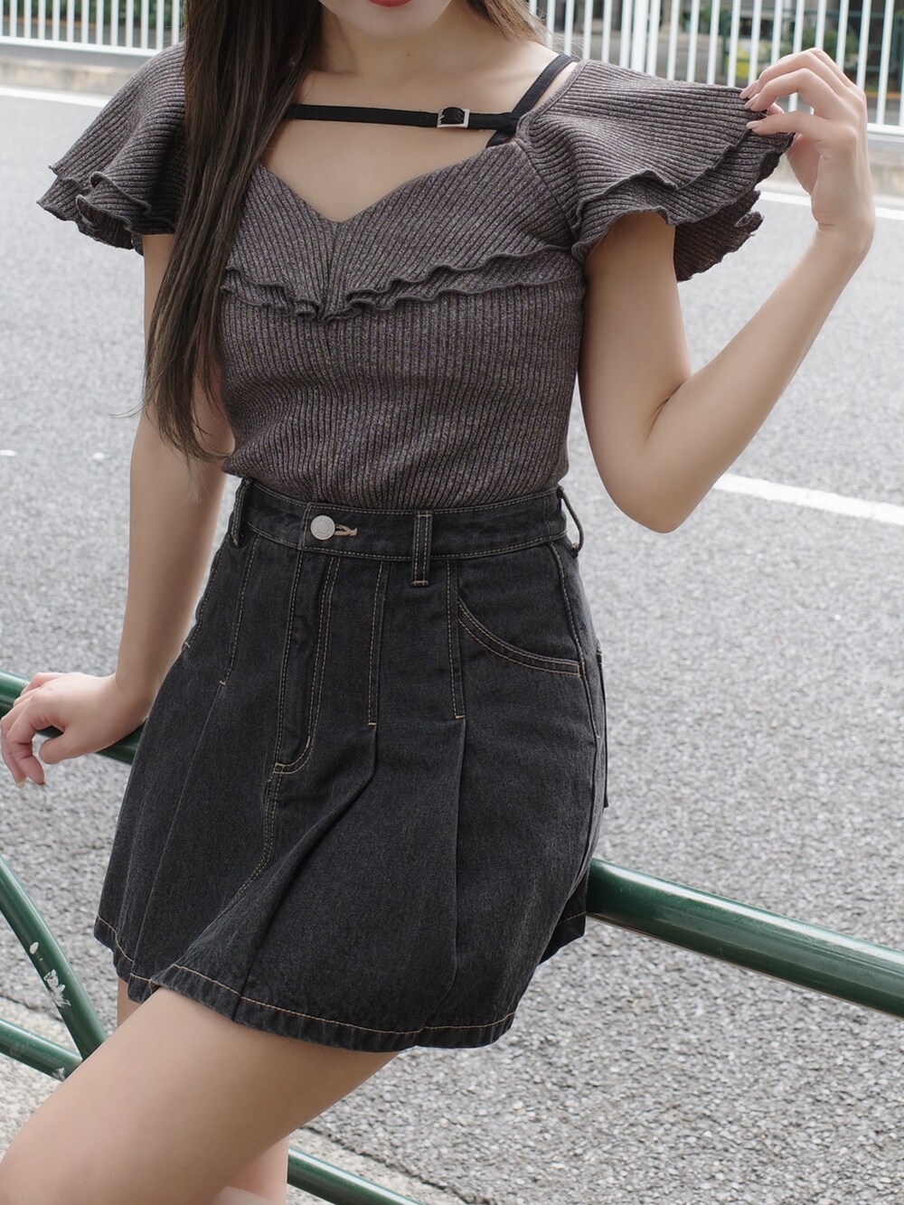 ブラック系のデニムスカート、ブラック系のサンダル、グレー系のTシャツ/カットソーを着用したレディースの夏コーディネートの7枚目の写真