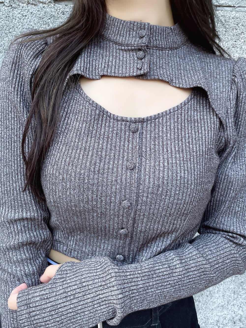 グレー系のTシャツ/カットソー、ブラック系のスカート、ブラック系のブーツを着用したレディースの秋コーディネートの4枚目の写真