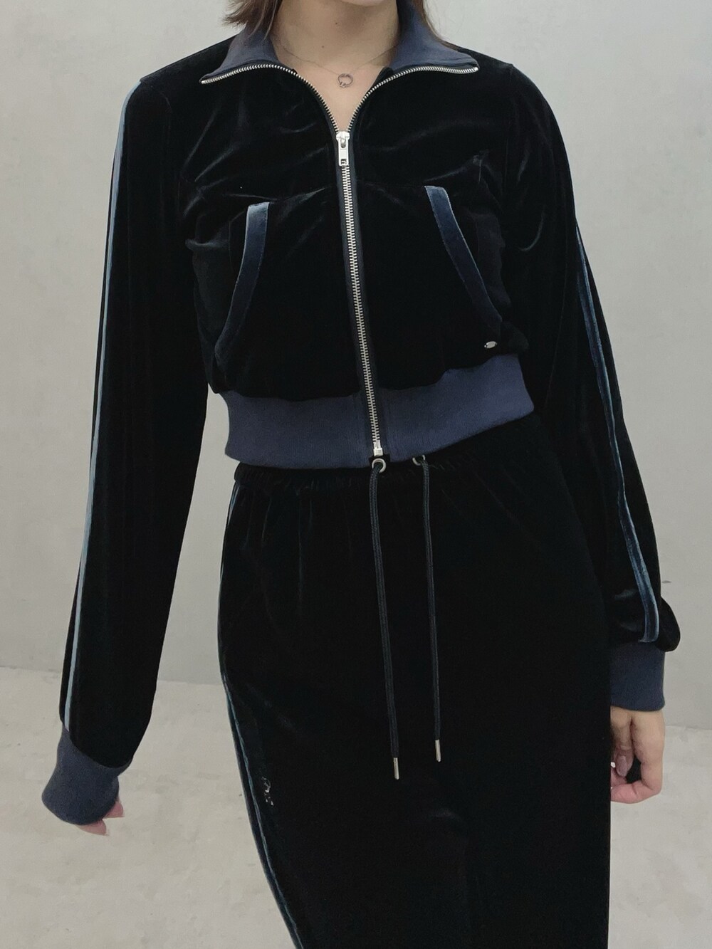 ブラック系のブルゾン、ブラック系のその他パンツ、ホワイト系のスニーカーを着用したレディースの秋コーディネートの10枚目の写真