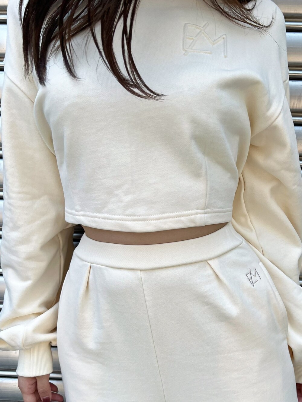 ホワイト系のパーカー、ホワイト系のその他パンツ、その他のブーツを着用したレディースの秋コーディネートの5枚目の写真