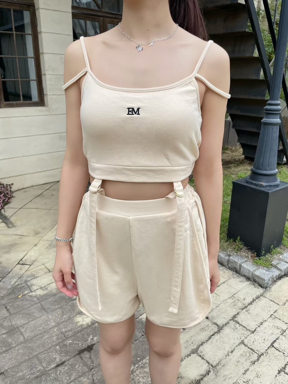 ブルー系のサンダル、イエロー系のつなぎ/オールインワン、シルバー系のブレスレットを着用したレディースの夏コーディネートの6枚目の写真