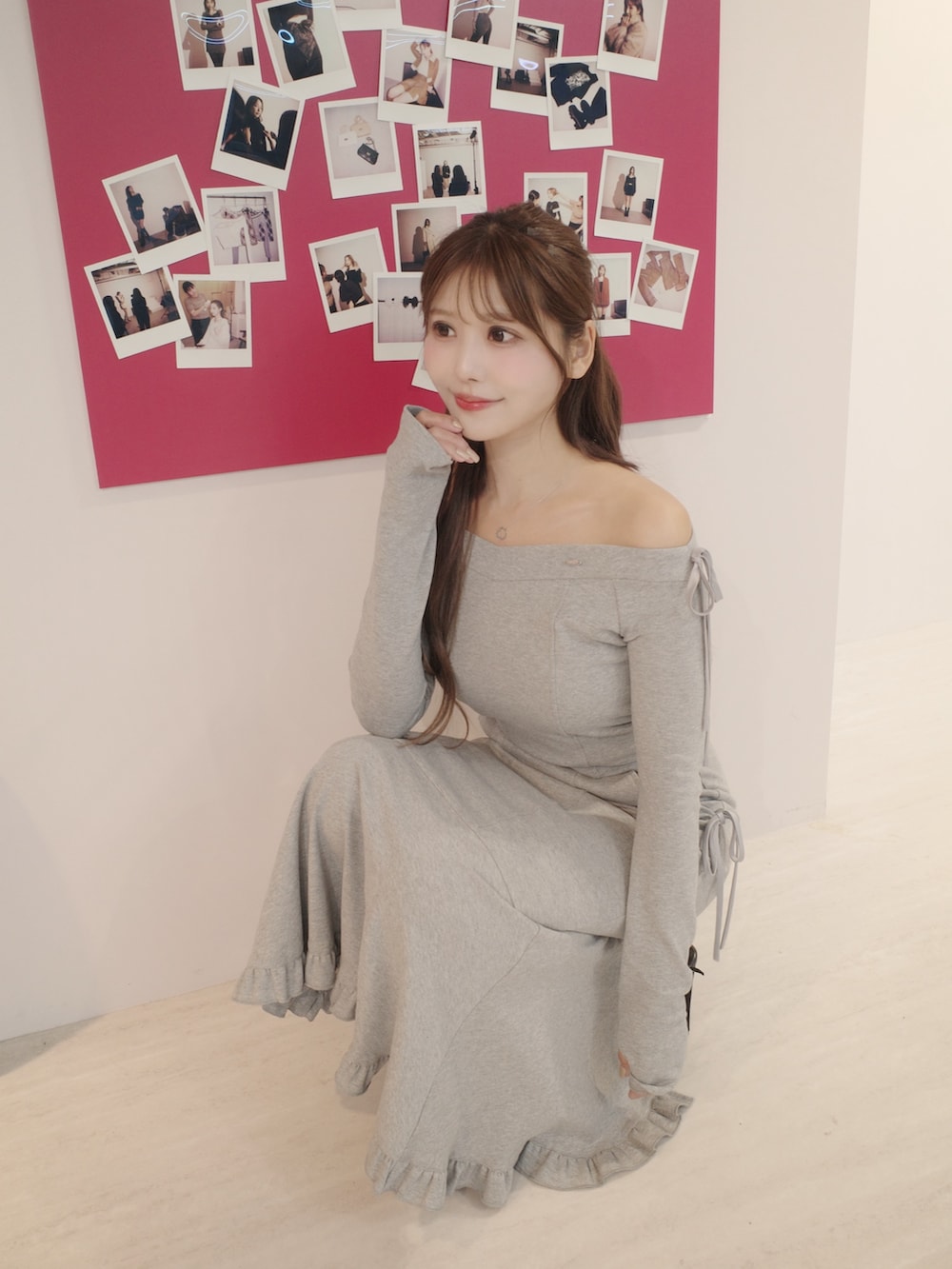 グレー系のTシャツ/カットソー、グレー系のスカートを着用したレディースの秋コーディネートの3枚目の写真