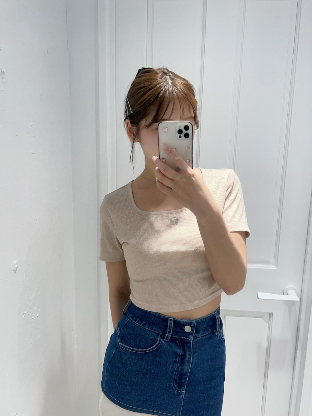 ブルー系のデニムスカート、ピンク系のTシャツ/カットソー、ピンク系のサンダルを着用したレディースの夏コーディネートの10枚目の写真