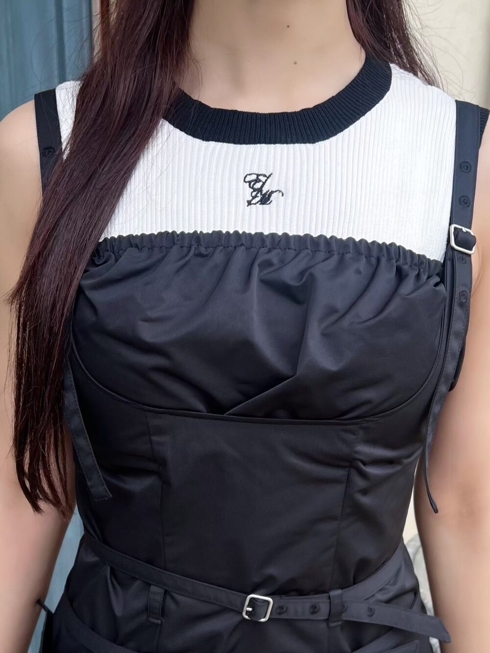 ブラック系のワンピース、ホワイト系のニット/セーター、ブラック系のサンダルを着用したレディースの夏コーディネートの3枚目の写真