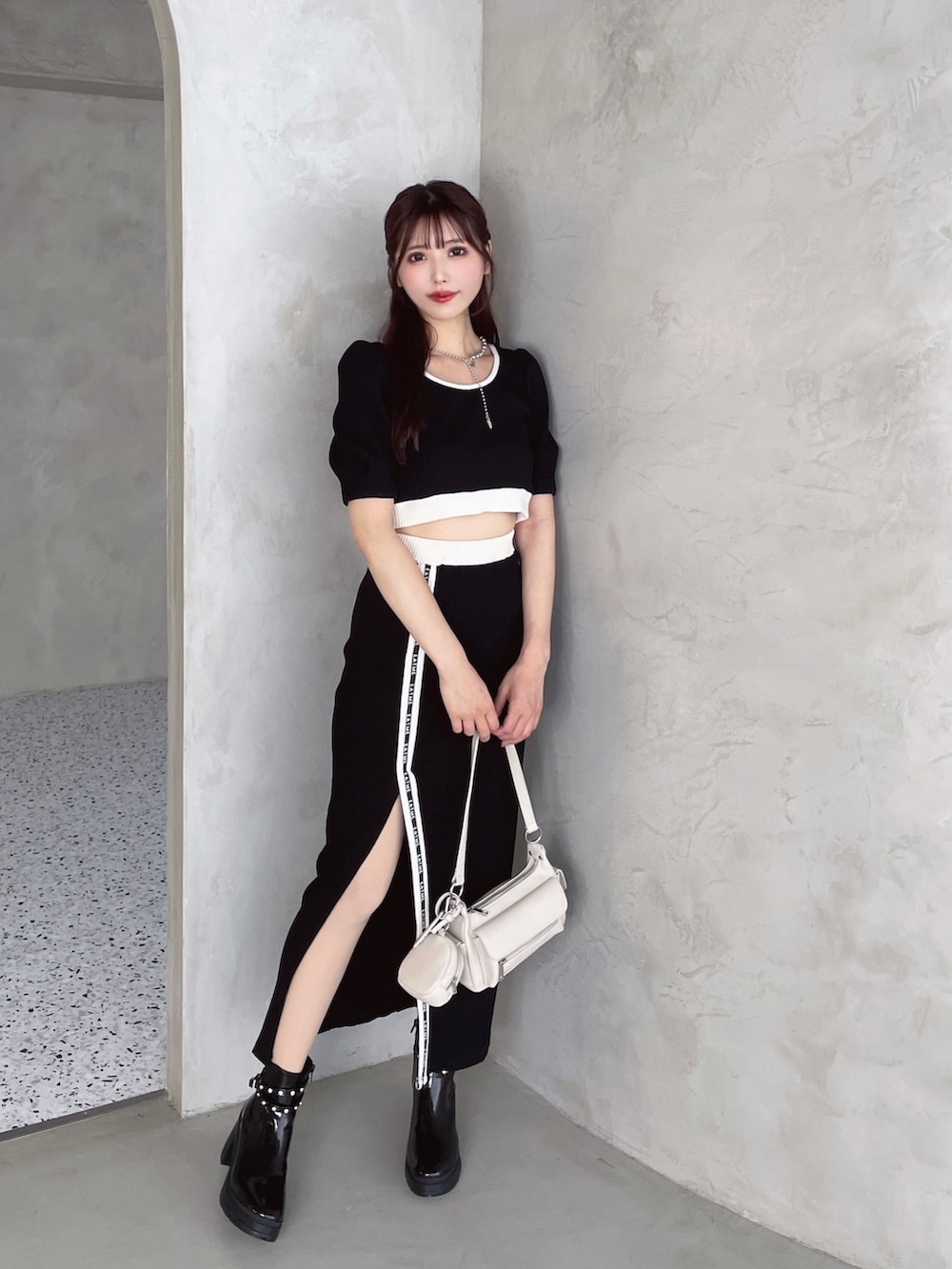ブラック系のTシャツ/カットソー、ブラック系のスカート、その他のブーツを着用したレディースの夏コーディネートの2枚目の写真