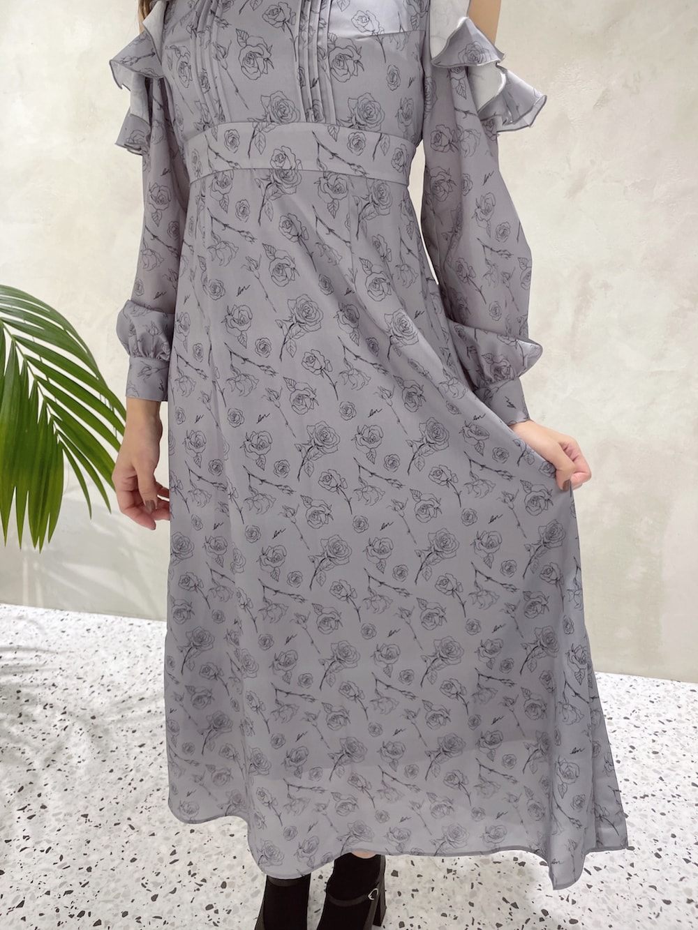 ブラック系のパンプス、ブルー系のワンピースを着用したレディースの冬コーディネートの4枚目の写真