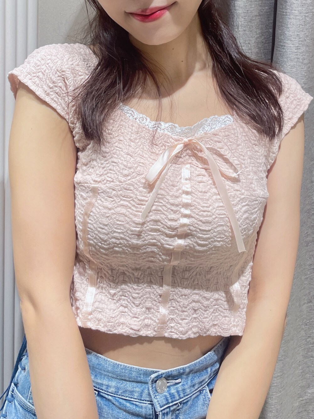 ピンク系のTシャツ/カットソー、ブルー系のデニムスカートを着用したレディースの夏コーディネートの6枚目の写真