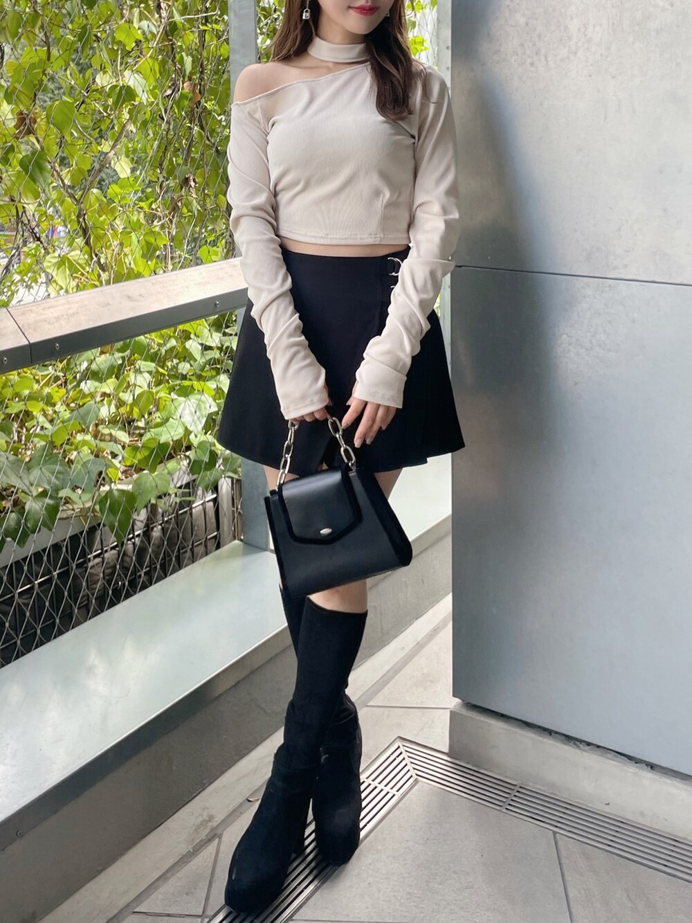 ホワイト系のTシャツ/カットソー、ブラック系のショルダーバッグ、ブラック系のスカートを着用したレディースの秋コーディネートの2枚目の写真