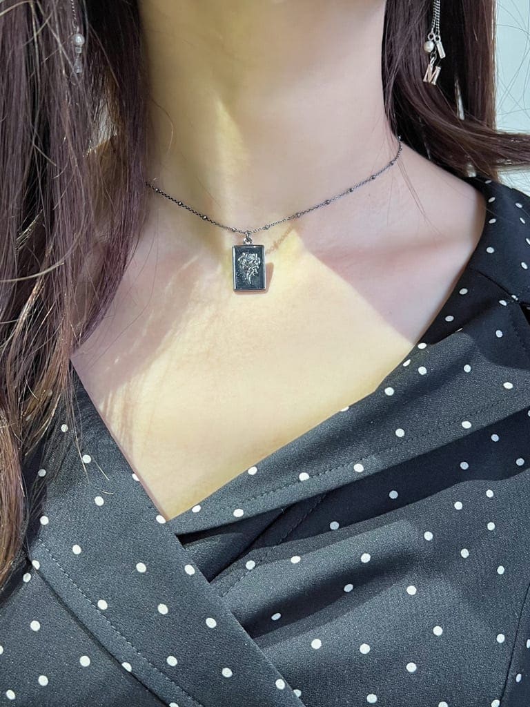 その他のワンピース、ベージュ系のショルダーバッグ、ブラック系のサンダルを着用したレディースの春コーディネートの6枚目の写真