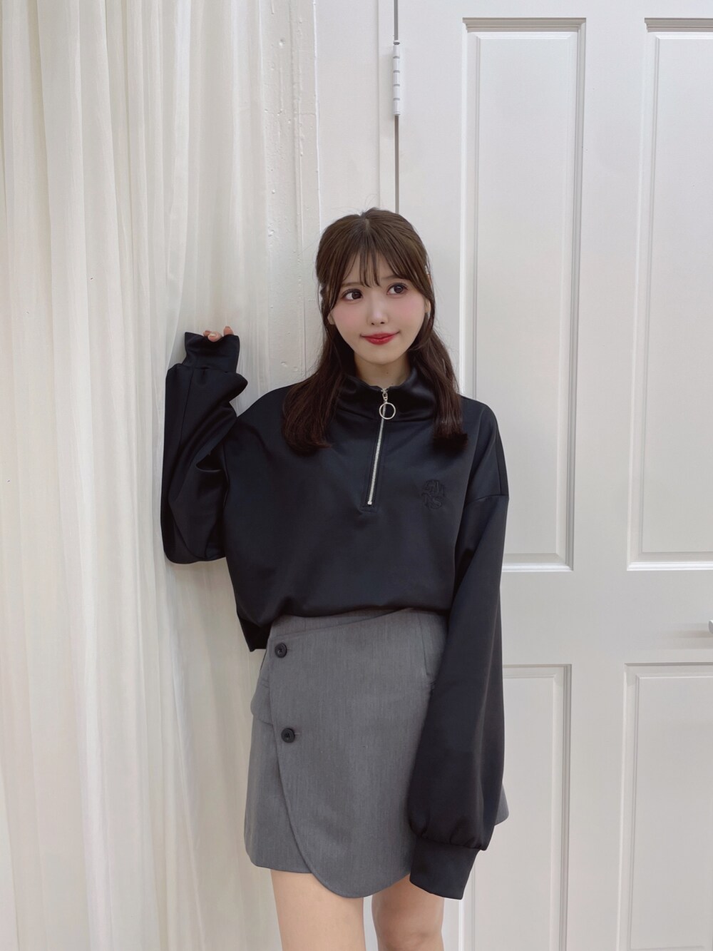 ブラック系のTシャツ/カットソーを着用したレディースの夏コーディネートの8枚目の写真