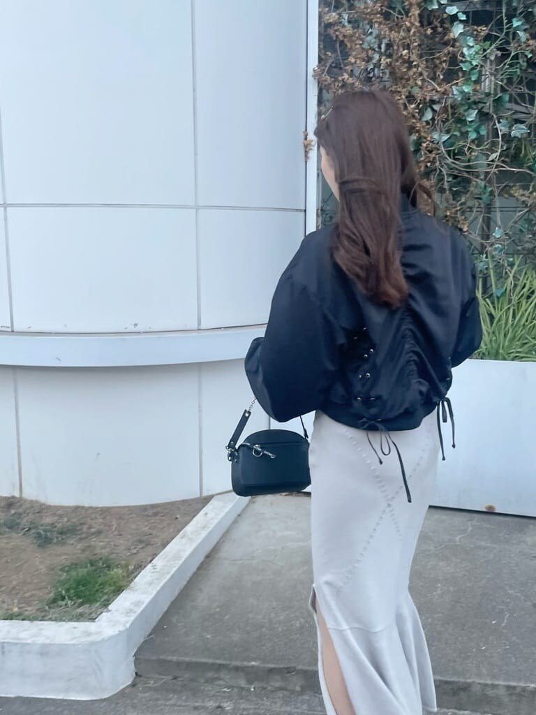 ブラック系のブルゾン、その他のパンプス、グレー系のニット/セーターを着用したレディースの春コーディネートの5枚目の写真