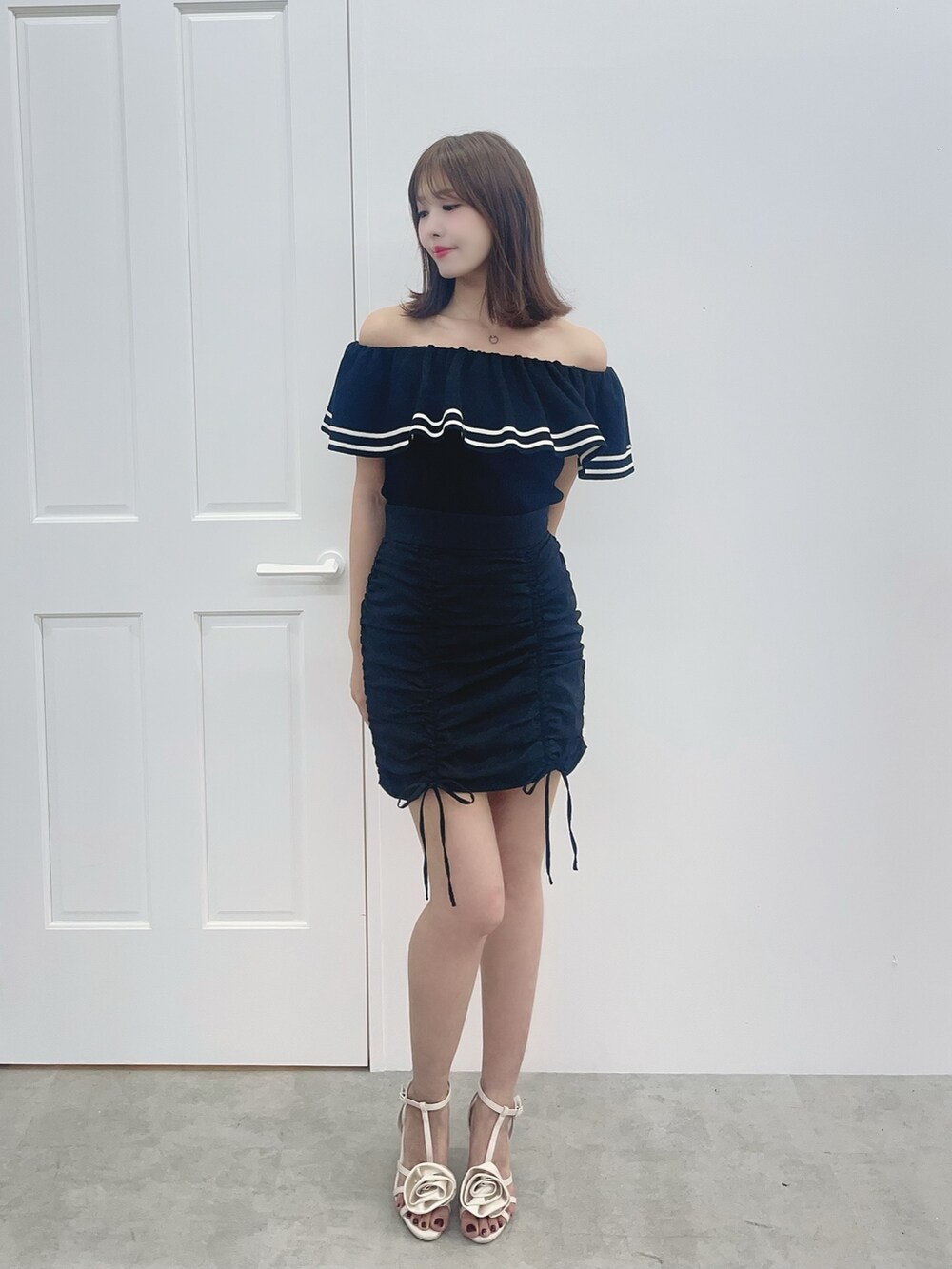 ブラック系のスカート、ブラック系のニット/セーターを着用したレディースの夏コーディネートの3枚目の写真