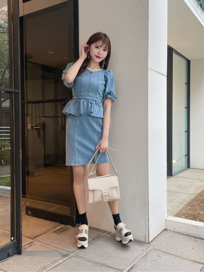 ブルー系のワンピース、ベージュ系のサンダル、ベージュ系のショルダーバッグを着用したレディースの春コーディネートの3枚目の写真