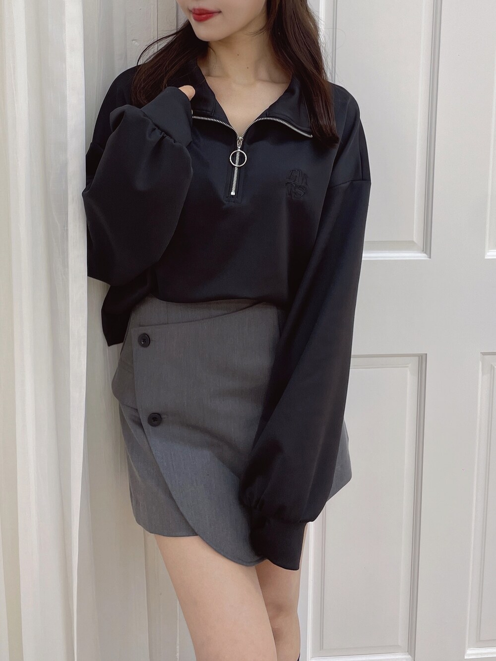 ブラック系のTシャツ/カットソーを着用したレディースの夏コーディネートの5枚目の写真