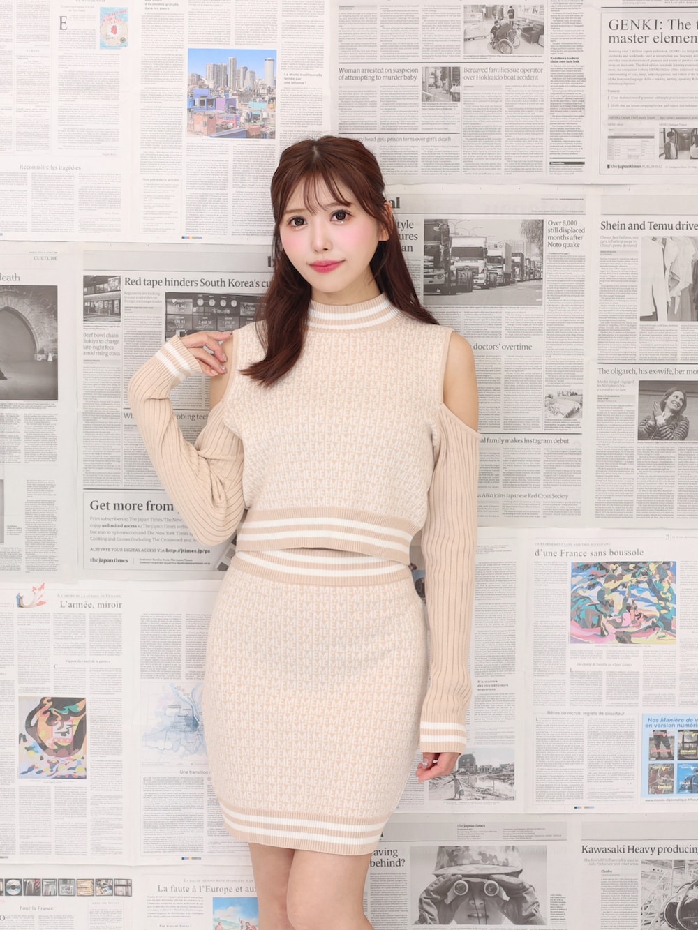 ベージュ系のニット/セーター、ベージュ系のスカートを着用したレディースの夏コーディネートの4枚目の写真