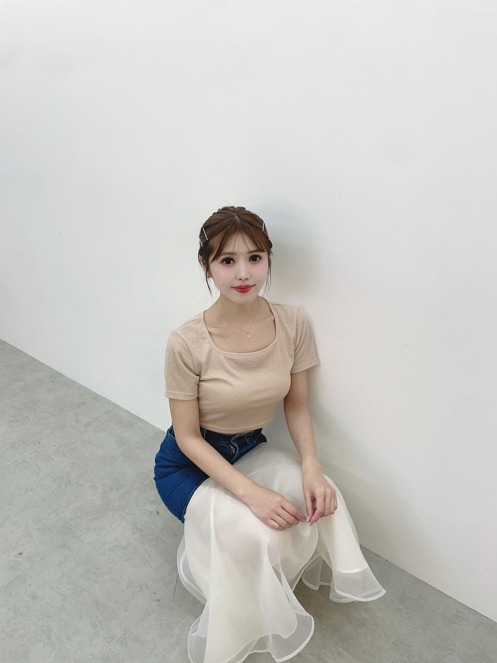 ブルー系のデニムスカート、ピンク系のTシャツ/カットソー、ピンク系のサンダルを着用したレディースの夏コーディネートの4枚目の写真