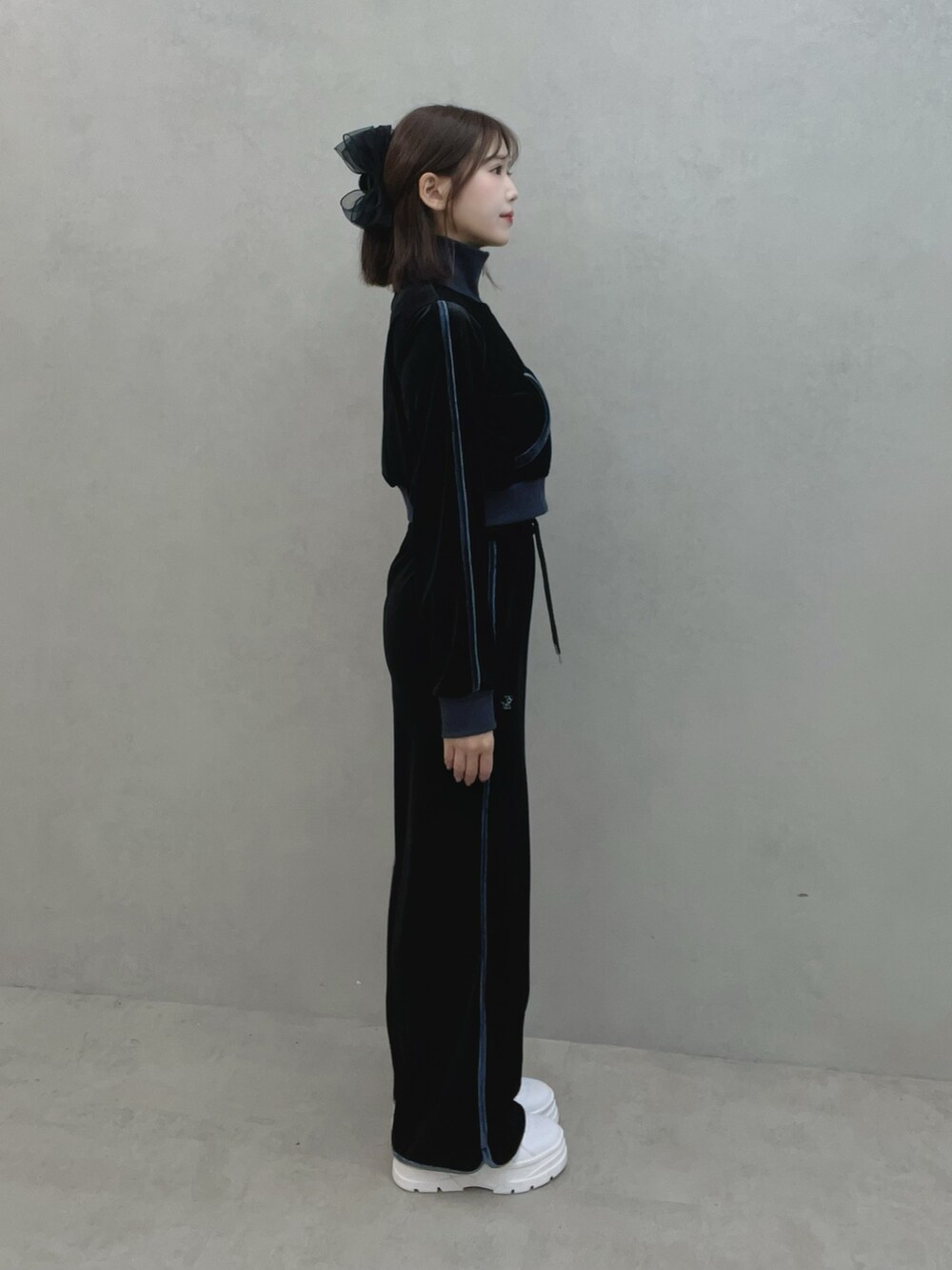 ブラック系のブルゾン、ブラック系のその他パンツ、ホワイト系のスニーカーを着用したレディースの秋コーディネートの4枚目の写真