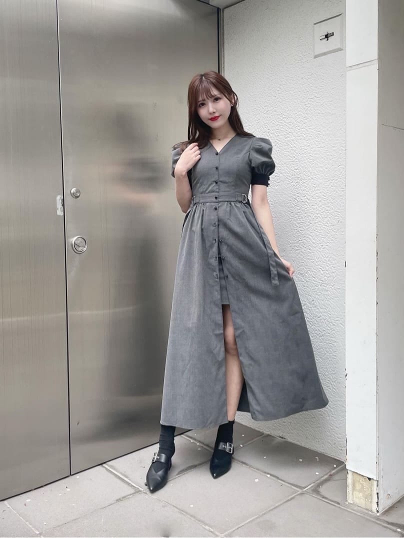 グレー系のワンピース、ブラック系のパンプスを着用したレディースの春コーディネートの6枚目の写真