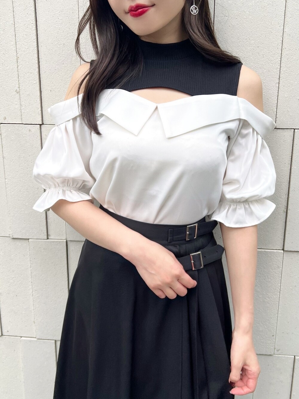 ホワイト系のシャツ/ブラウス、ブラック系のスカート、ブラック系のパンプスを着用したレディースの夏コーディネートの4枚目の写真