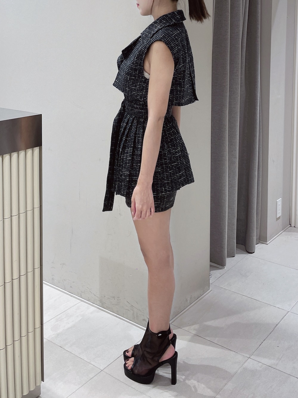 ブラック系のつなぎ/オールインワン、ブラック系のサンダルを着用したレディースの春コーディネートの3枚目の写真