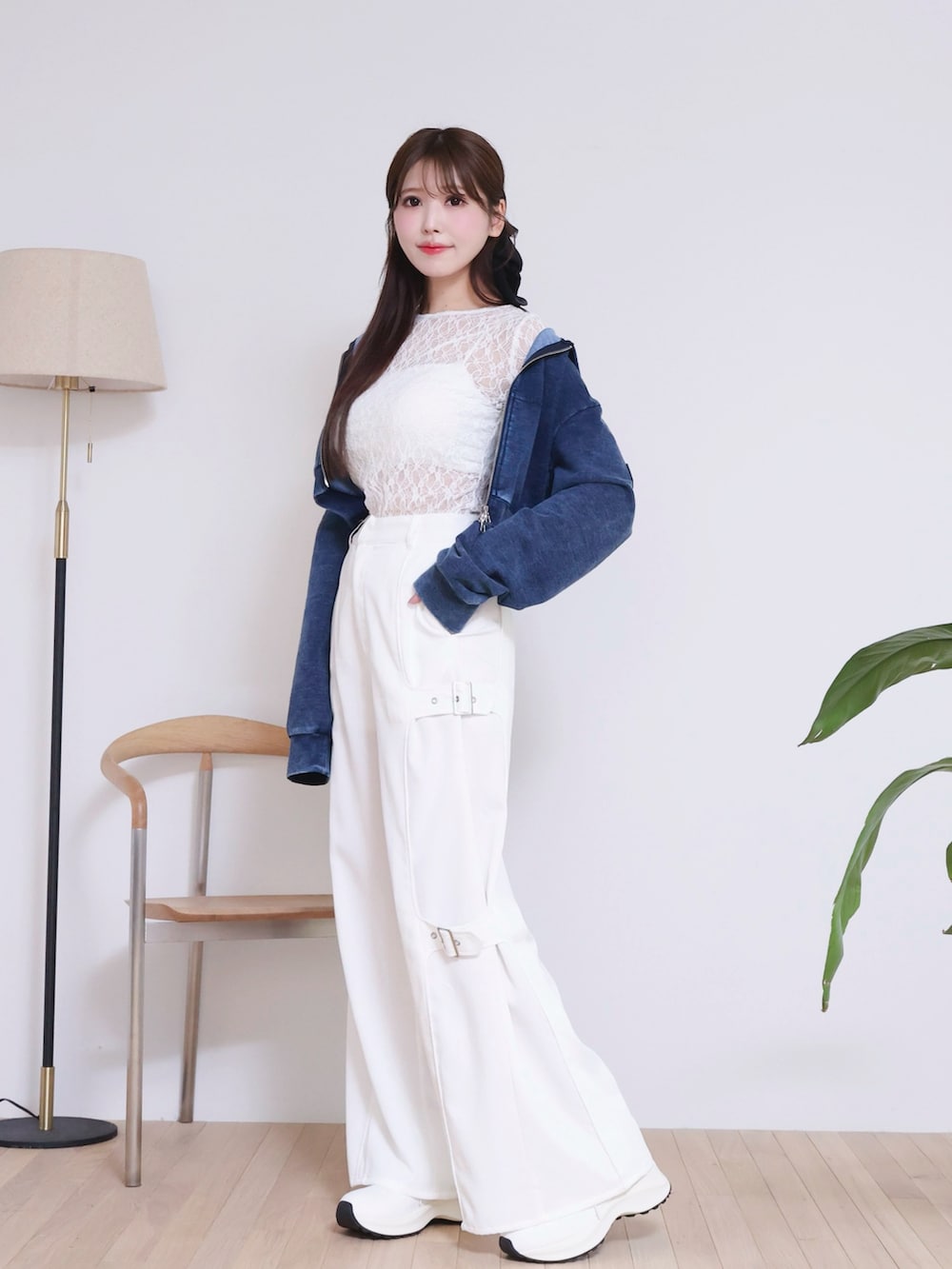 ホワイト系のTシャツ/カットソー、ホワイト系のその他パンツ、ブルー系のパーカーを着用したレディースの春コーディネートの4枚目の写真