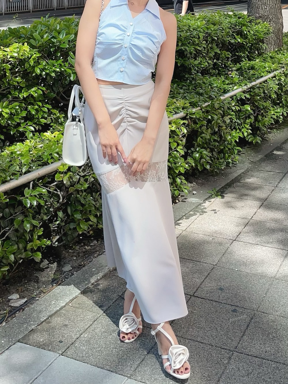 ブルー系のシャツ/ブラウス、ホワイト系のサンダル、ホワイト系のハンドバッグを着用したレディースの夏コーディネートの3枚目の写真