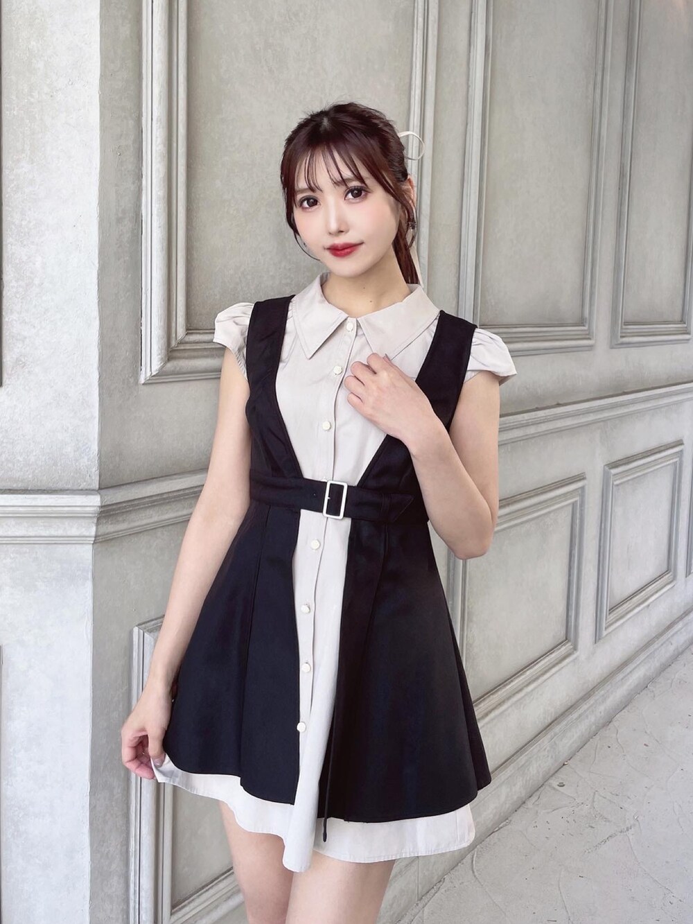 ベージュ系のワンピース、ブラック系のサンダルを着用したレディースの春コーディネートの2枚目の写真