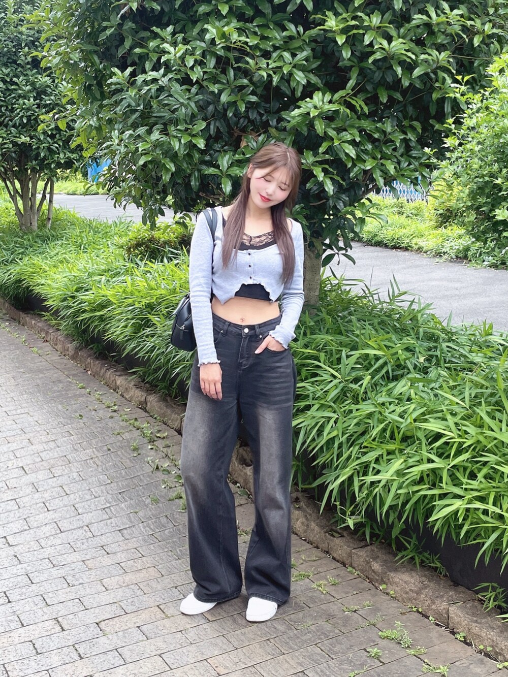 グレー系のTシャツ/カットソー、ブラック系のボストンバッグを着用したレディースの夏コーディネートの4枚目の写真