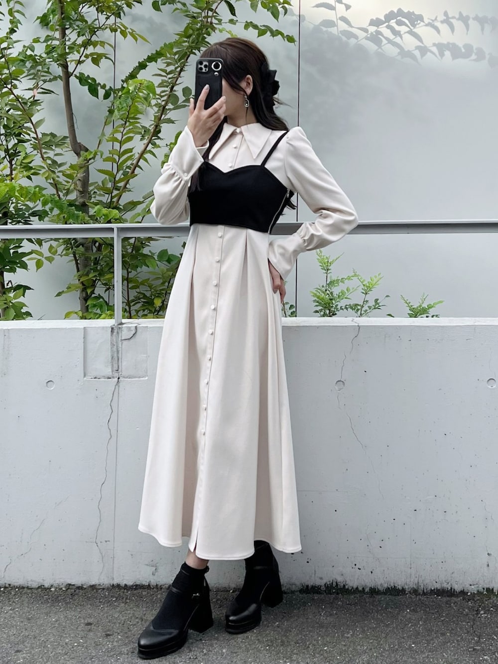 ホワイト系のワンピース、ブラック系のパンプス、ブラック系のピアス（両耳用）を着用したレディースの秋コーディネートの10枚目の写真