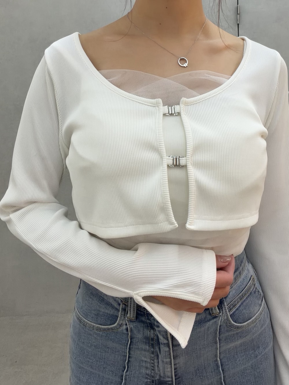 ブルー系のデニムパンツ、ホワイト系のTシャツ/カットソー、ホワイト系のサンダルを着用したレディースの冬コーディネートの6枚目の写真