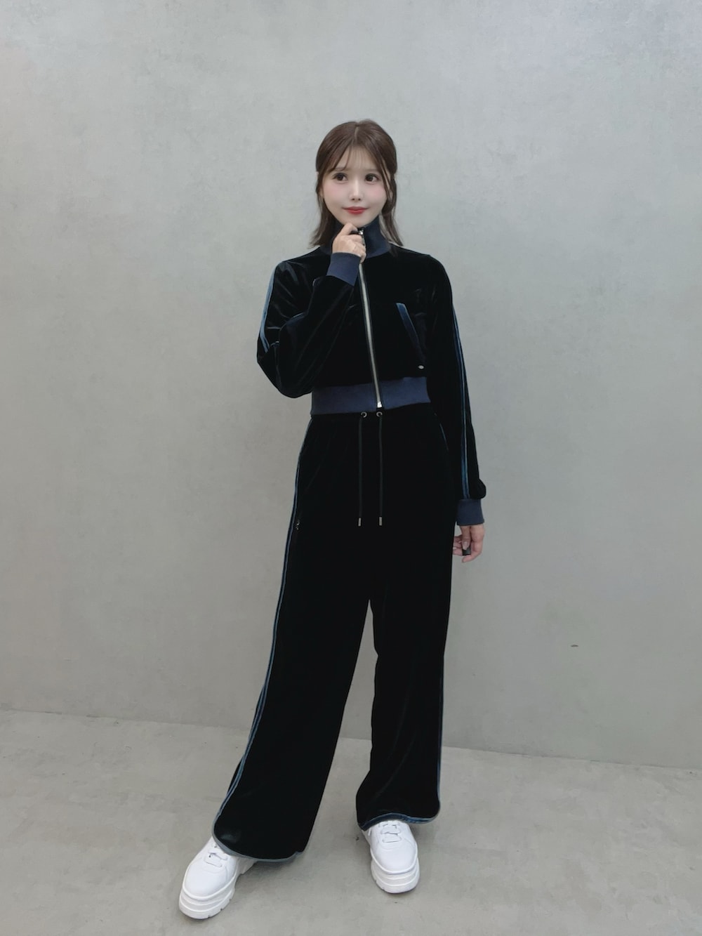 ブラック系のブルゾン、ブラック系のその他パンツ、ホワイト系のスニーカーを着用したレディースの秋コーディネートの6枚目の写真