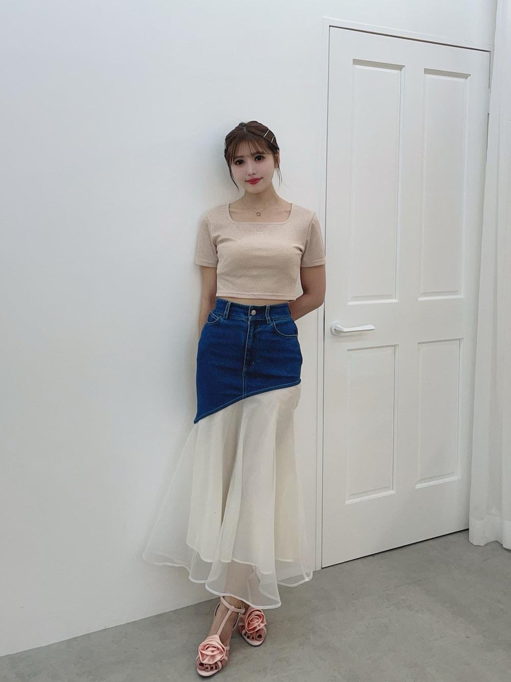 ブルー系のデニムスカート、ピンク系のTシャツ/カットソー、ピンク系のサンダルを着用したレディースの夏コーディネートの3枚目の写真