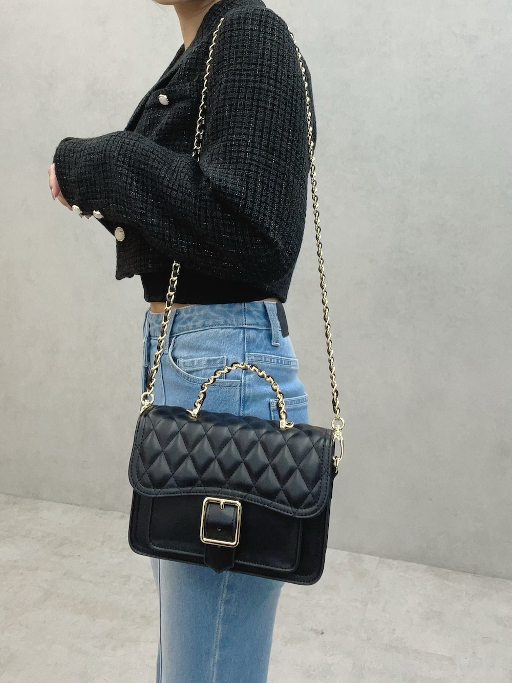 ブルー系のデニムパンツ、ブラック系のサンダル、ブラック系のテーラードジャケットを着用したレディースの秋コーディネートの9枚目の写真