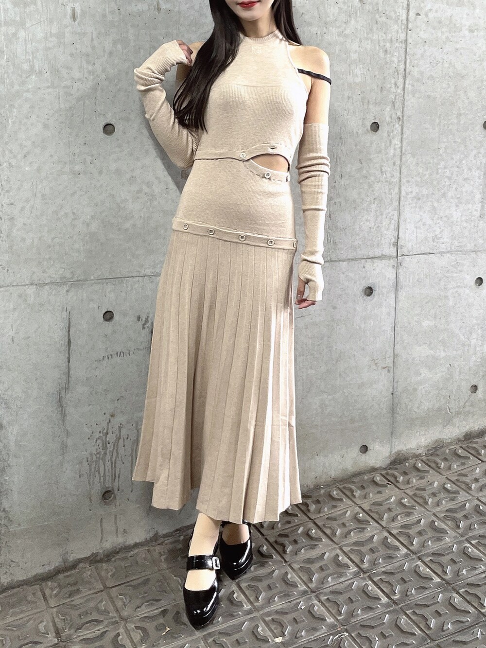 ベージュ系のワンピース、ブラック系のパンプスを着用したレディースの秋コーディネートの2枚目の写真